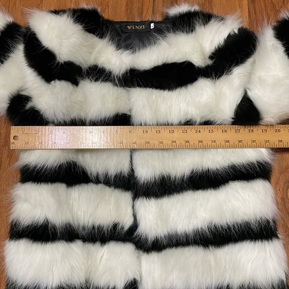 Woman’s Faux Fur Coat with hook loop wire closures that blend in Large Wenxi - Picture 5 of 14